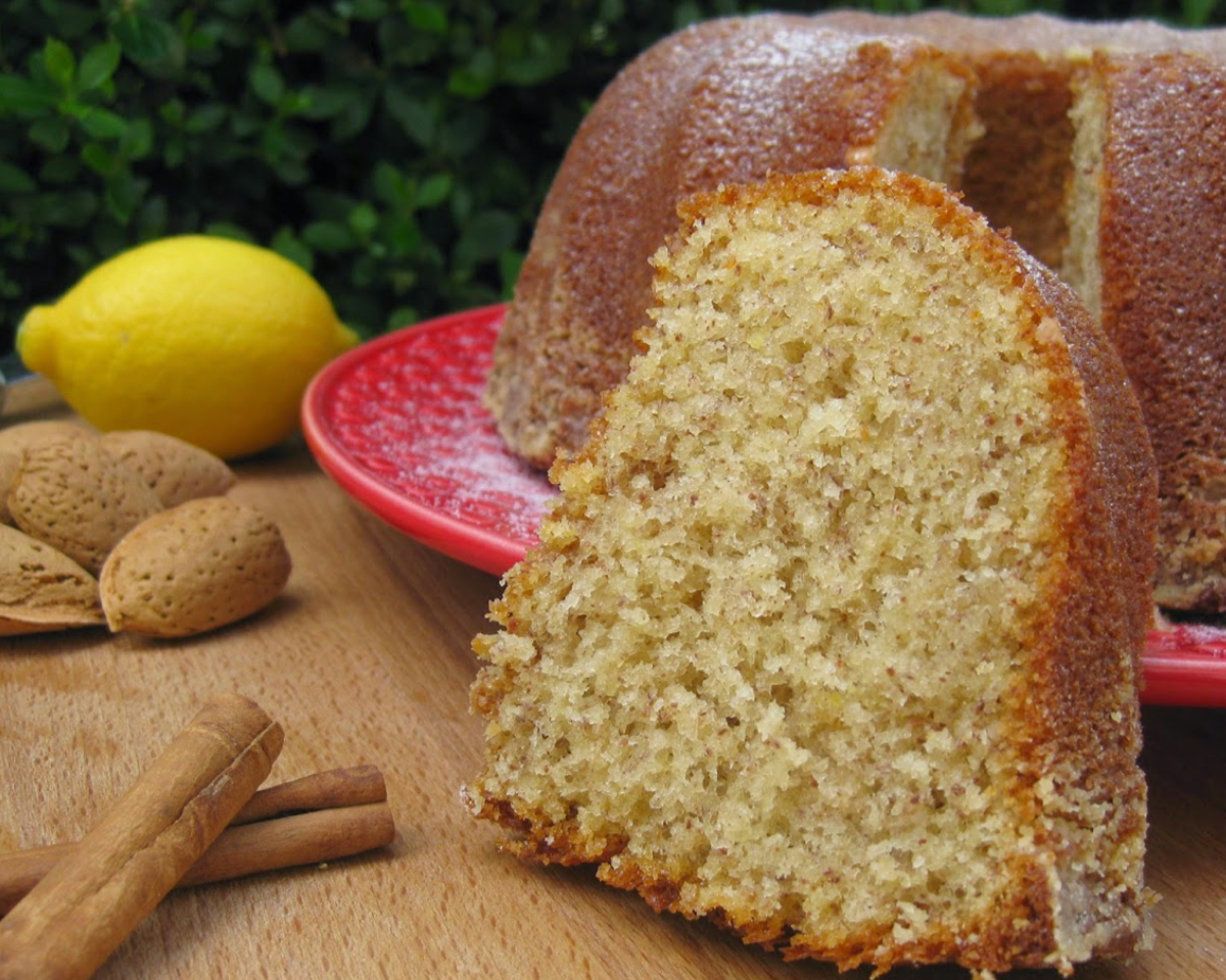 Bolo de amêndoa caseiro feito com preparado Cafés Serrano – sobremesa tradicional com toque sofisticado