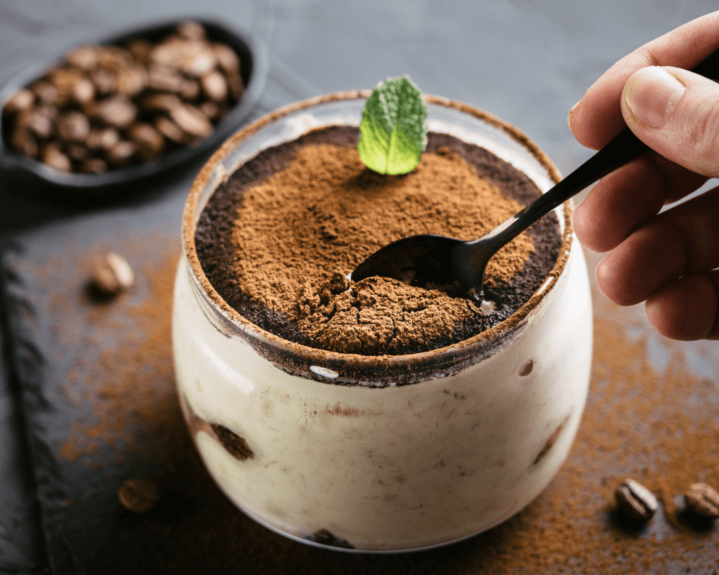 Preparado para semifrio de tiramisu Cafés Serrano em embalagem transparente, ideal para mousse e bavaroise cremosa