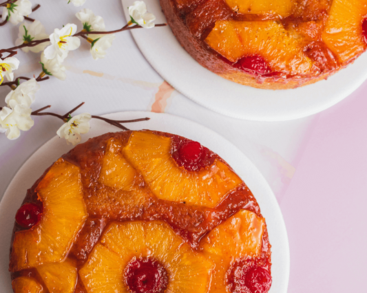 Cupcakes tropicais de ananás decorados com frutas frescas – Cafés Serrano