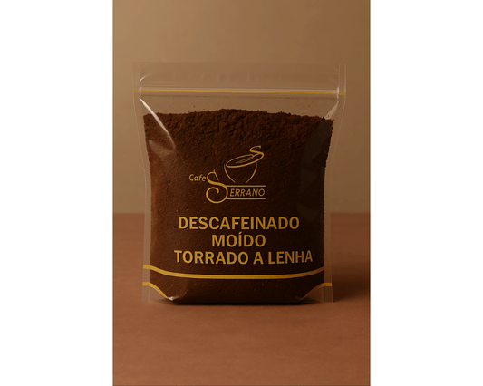 Café descafeinado torrado a lenha Cafés Serrano em versão moída.