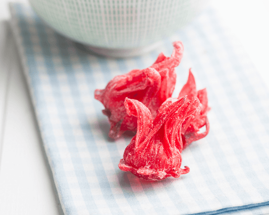 Flor de hibisco natural com cor vermelha intensa, desidratada e comestível