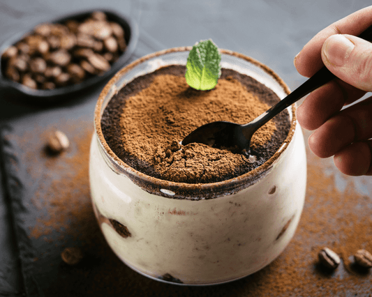 Preparado para semifrio de tiramisu Cafés Serrano em embalagem transparente, ideal para mousse e bavaroise cremosa